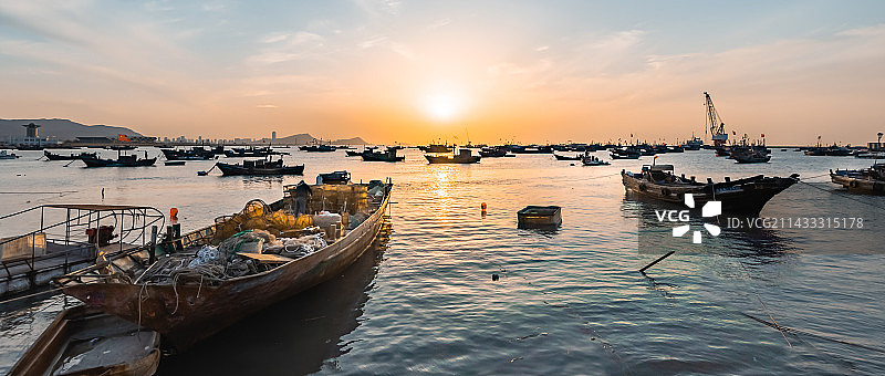 西连岛夕阳下的渔船图片素材