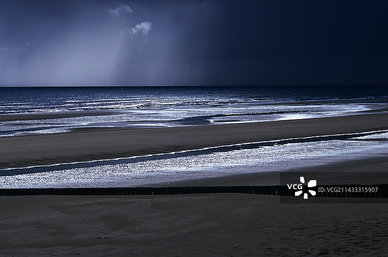 奥马哈海滩上空的暴风云图片素材