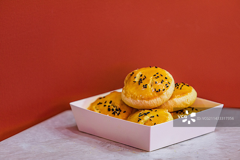 桌上盘子里的小吃老婆饼特写镜头图片素材