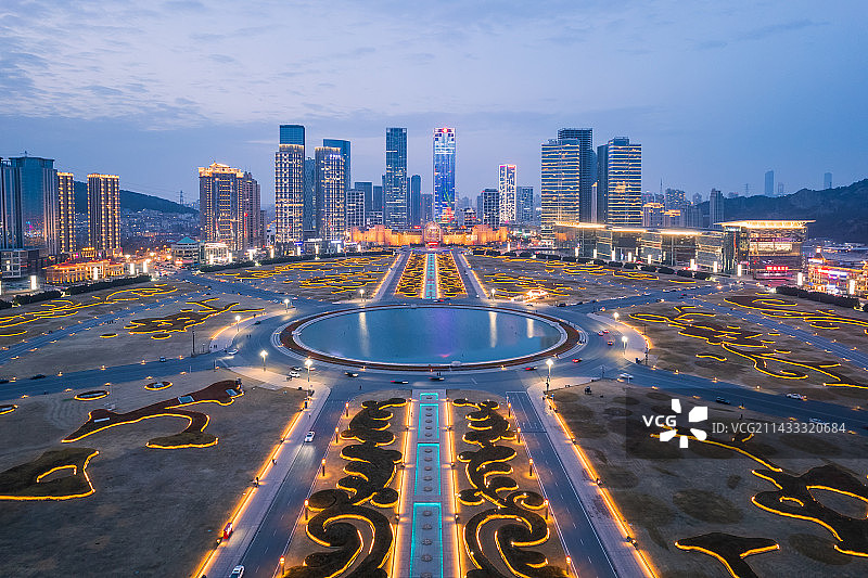 辽宁省大连市星海广场城市天际线夜景航拍图片素材