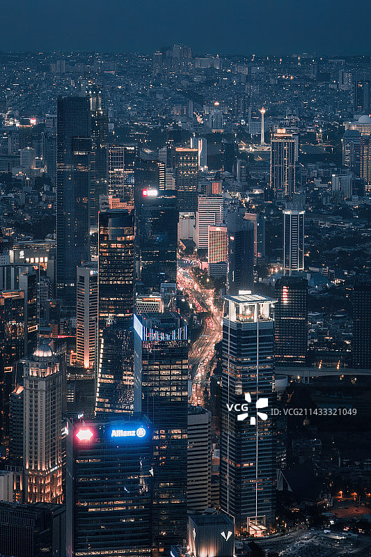 印度尼西亚首都雅加达蓝调CBD与纪念碑与车流图片素材