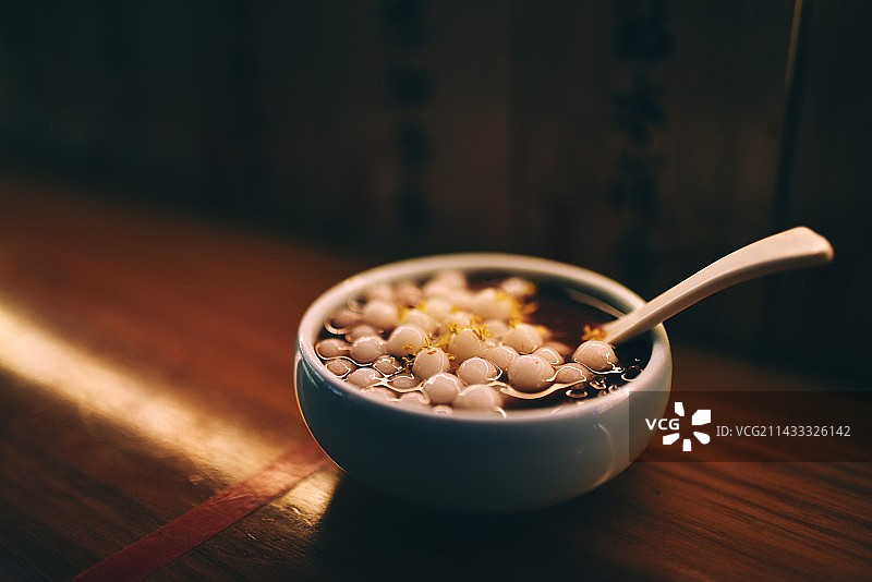 桌子上碗里的豆的高角度视图图片素材