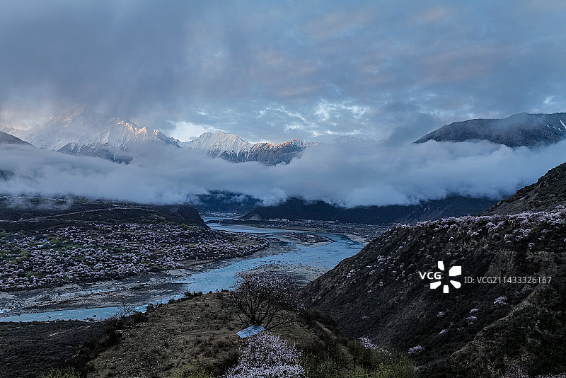 清晨的索松村图片素材