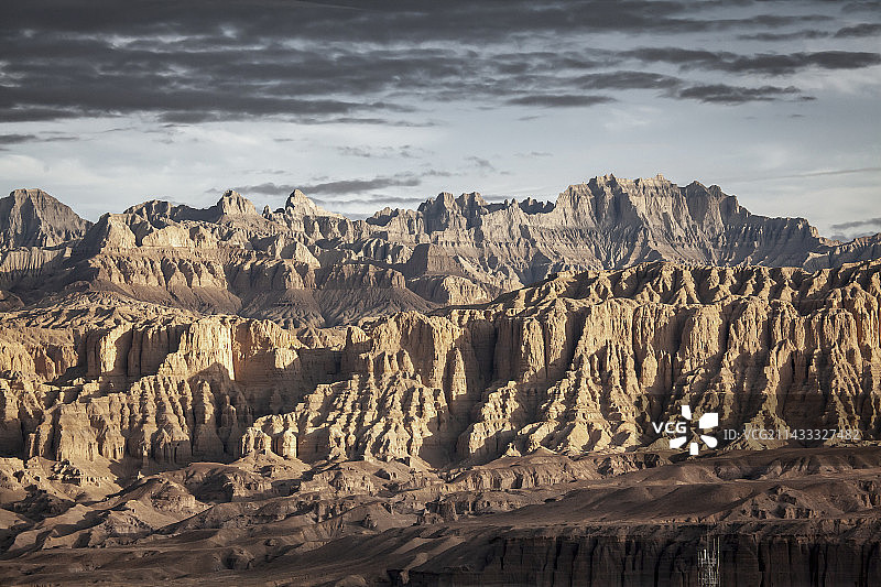 多云的天空映衬下的扎达土林景观图片素材