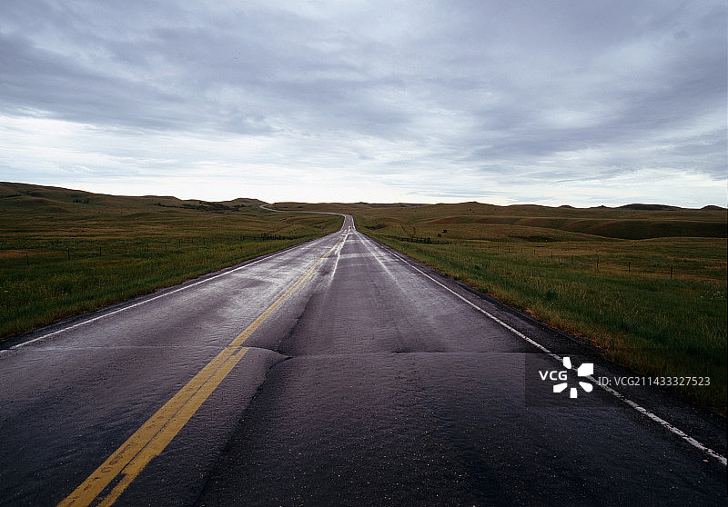 横跨北达科他州草原的刘易斯和克拉克风景道图片素材
