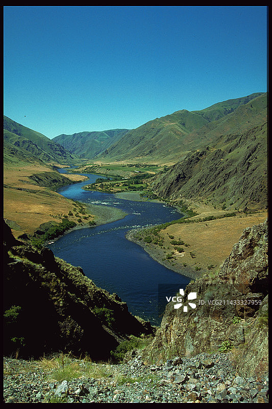蛇河蜿蜒流淌于地狱峡谷图片素材