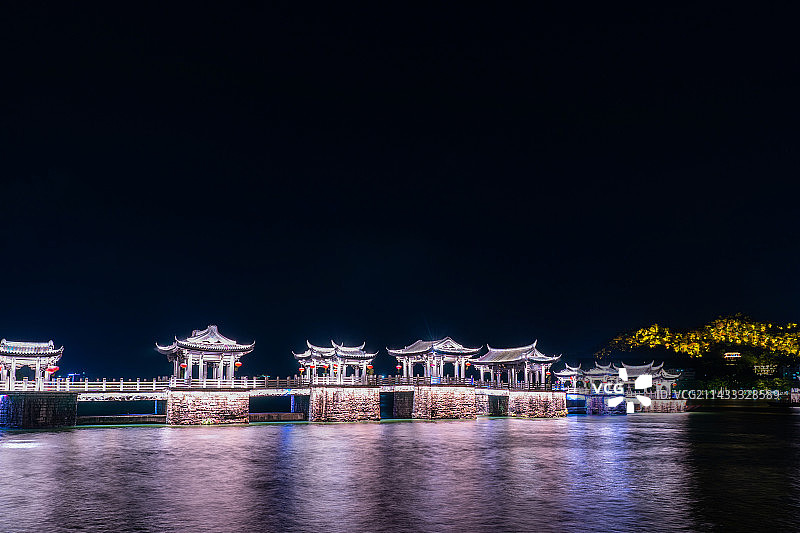 中国广东省潮州市广济桥夜景图片素材