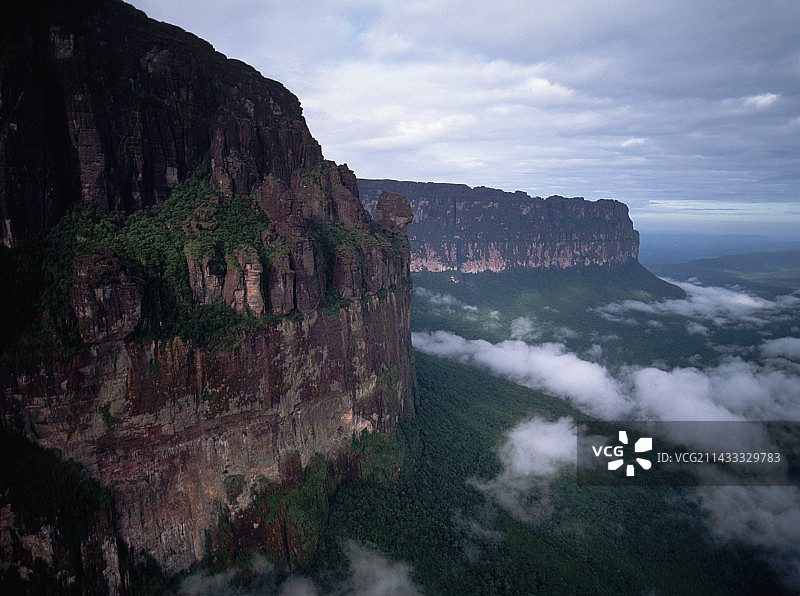 卡奈马国家公园魔鬼峡谷上方的特普伊山图片素材