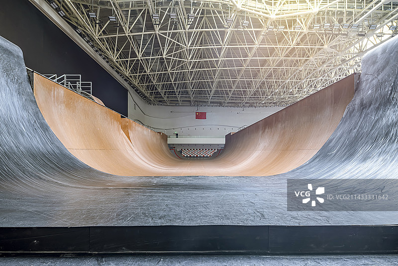 国家极限运动中心室内训练场地轮滑u型池图片素材