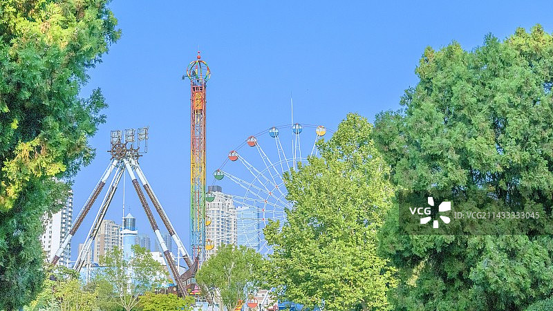 蓝天下树木和游乐场图片素材