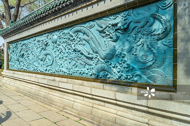 中国5A级旅游景区拍摄主题，山东省济南市趵突泉公园园林，五龙潭公园里的五龙壁影照，户外白昼无人图像摄图片素材