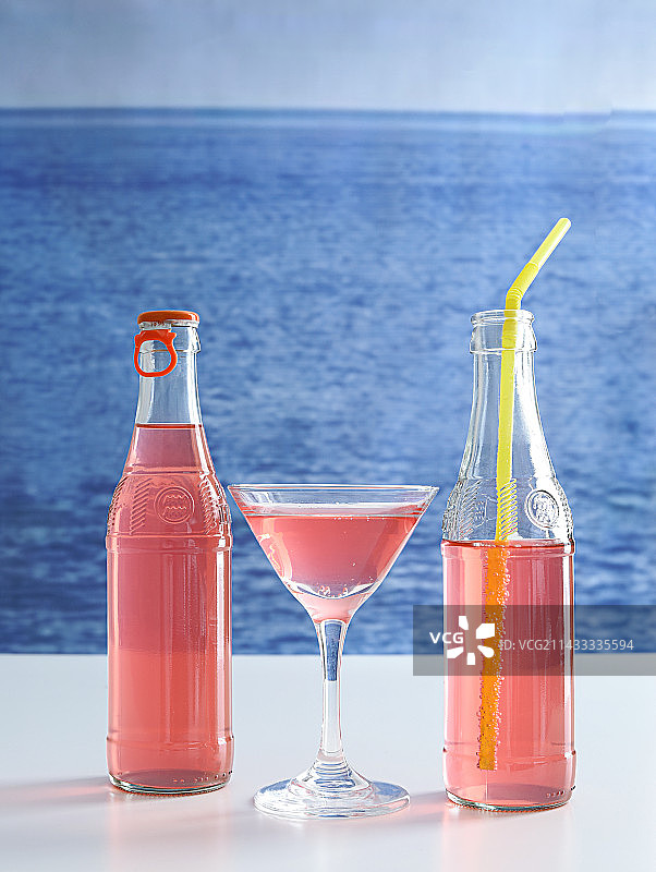 大海边的果汁酒精饮品图片素材