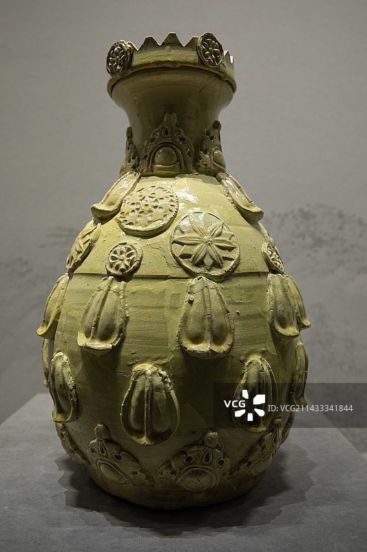 太原市山西博物馆黄釉贴塑莲瓣纹尊北齐太宁二年562年山西省寿阳县厍狄回洛墓出土图片素材