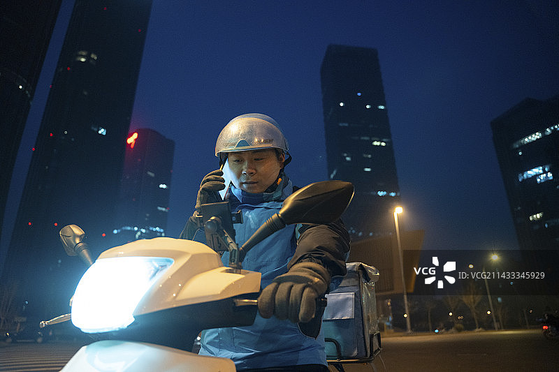 清晨外卖小哥送外卖图片素材