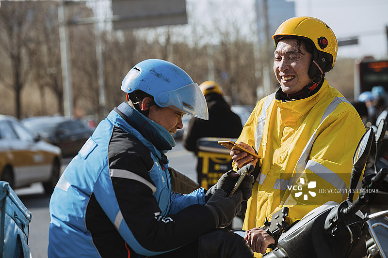 外卖小哥在休息图片素材