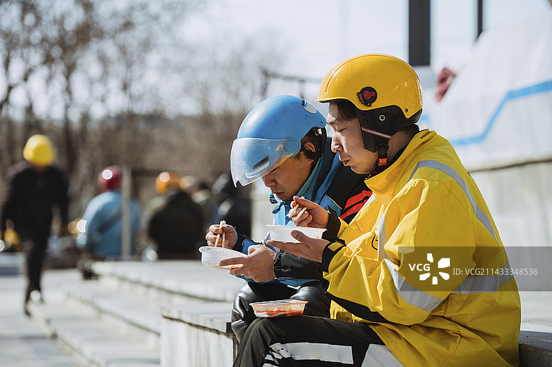 外卖小哥在休息吃饭图片素材