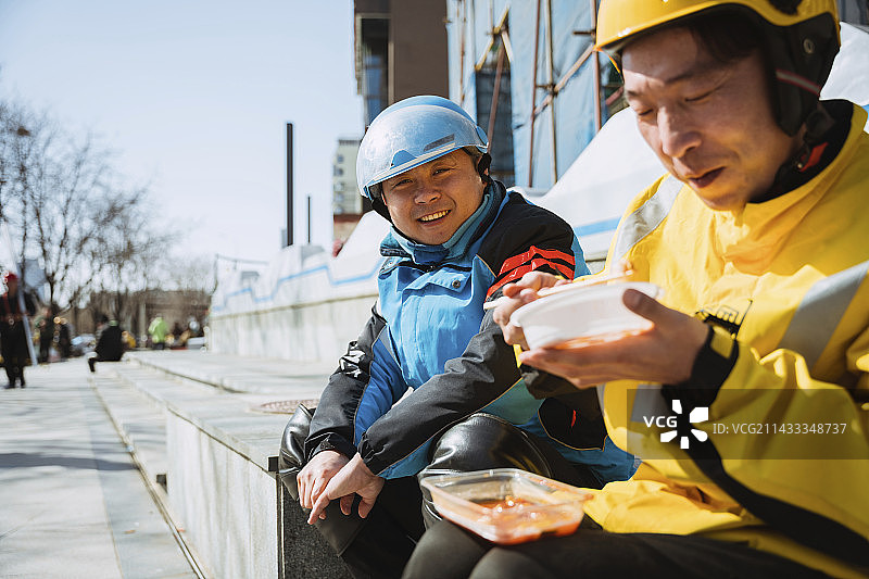 外卖小哥在休息吃饭图片素材