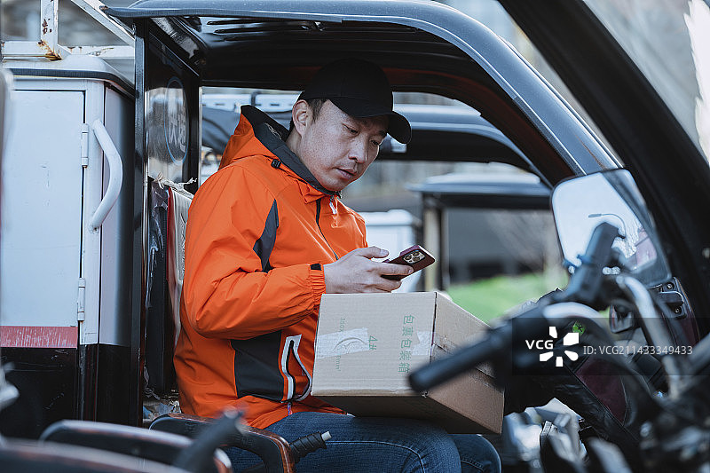 快递小哥在送快递图片素材