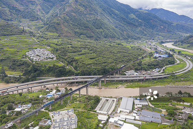 SS4牵引货物列车通过蒲坝附近的成昆线安宁河4号桥图片素材