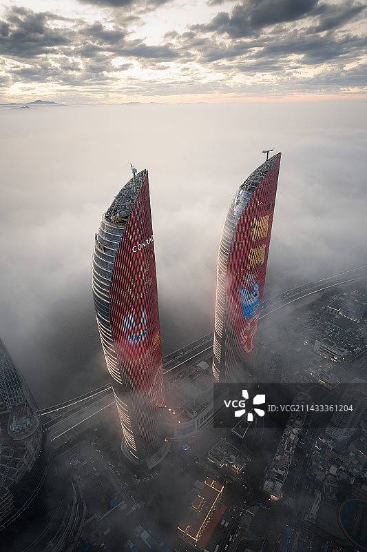 厦门世茂双子塔日落晚霞平流雾航拍图片素材