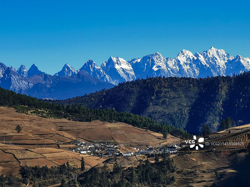 远眺梅里雪山图片素材