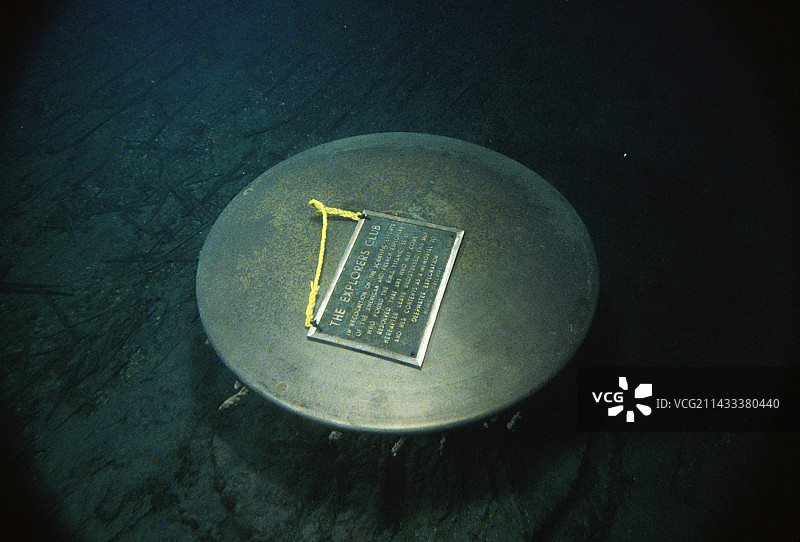 泰坦尼克号绞盘上的牌匾图片素材