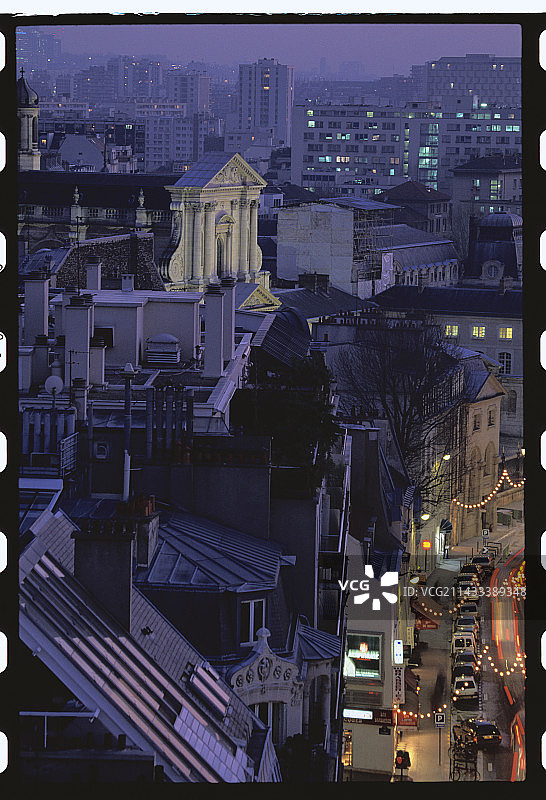 灯光照亮的巴黎街道图片素材