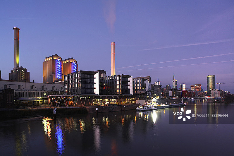 西港码头上的发电厂图片素材