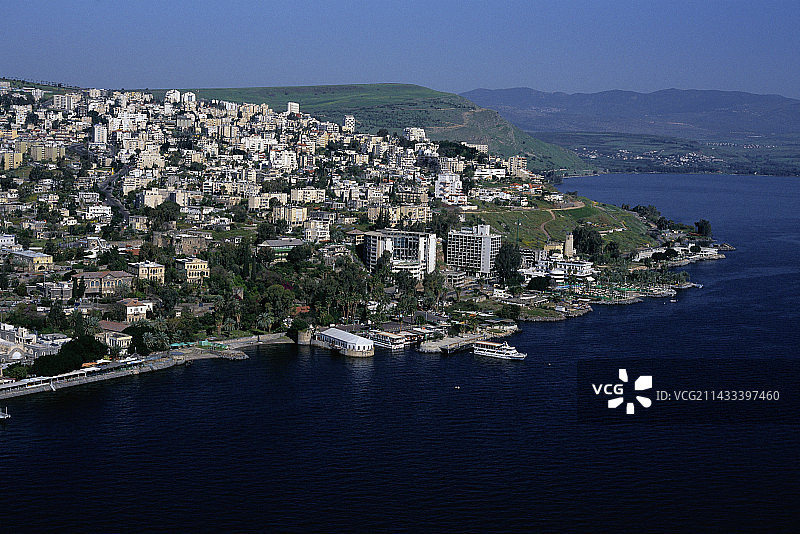太巴列湖畔的太巴列市图片素材