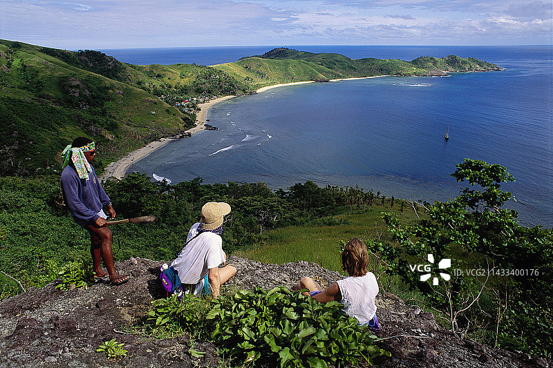 游客参观斐济村庄图片素材