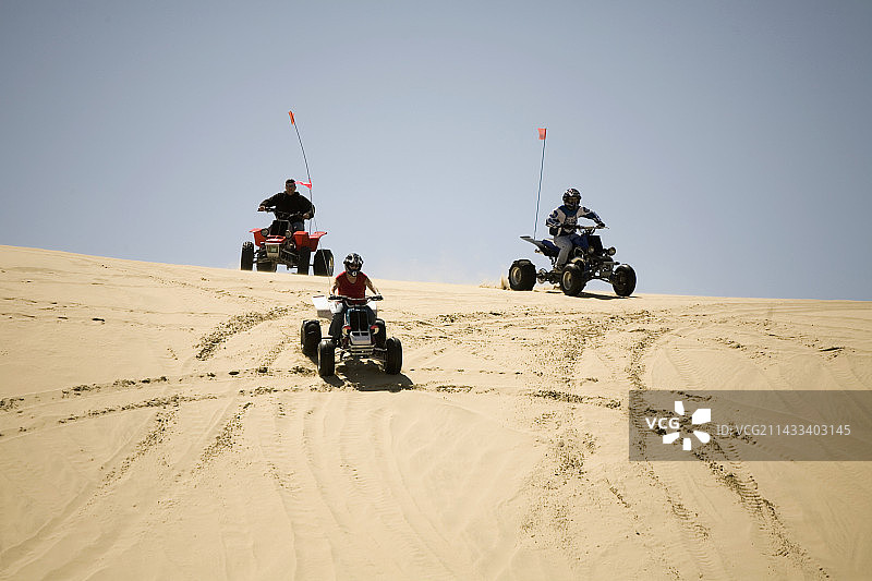 全地形车驰骋沙丘图片素材