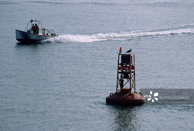 警艇驶过港口浮标图片素材