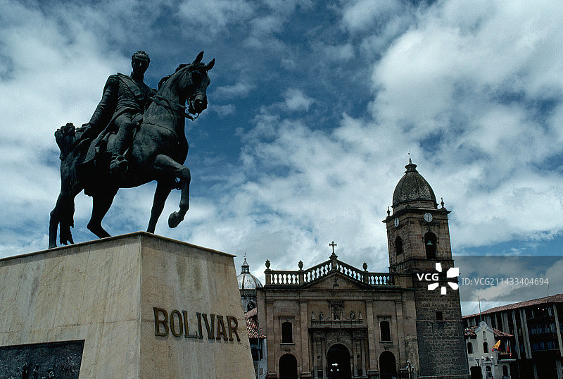 广场上的玻利瓦尔雕像图片素材