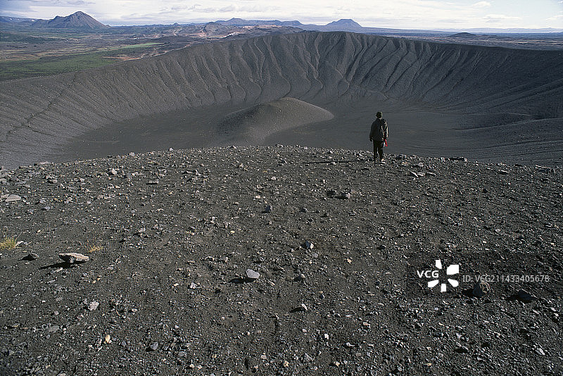 男人站在Hverfjall火山口边缘图片素材