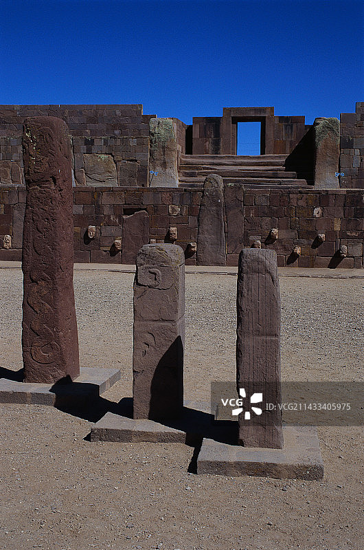 蒂亚瓦纳科遗址的三块石碑图片素材