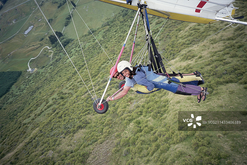 串联式悬挂滑翔机飞行员与学生图片素材