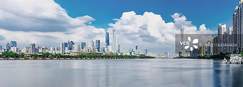 蓝天白云下的广州城市天际线图片素材