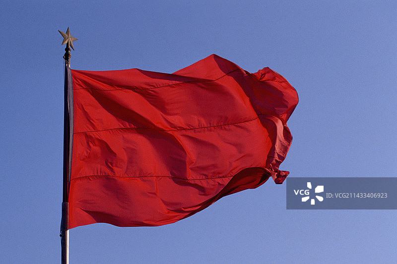 蓝天下的红旗图片素材