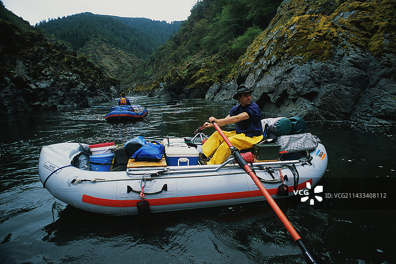 在罗格河上漂流图片素材