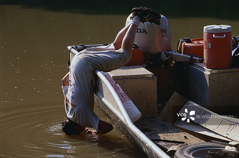 自然资源保护主义者视察密西西比河图片素材