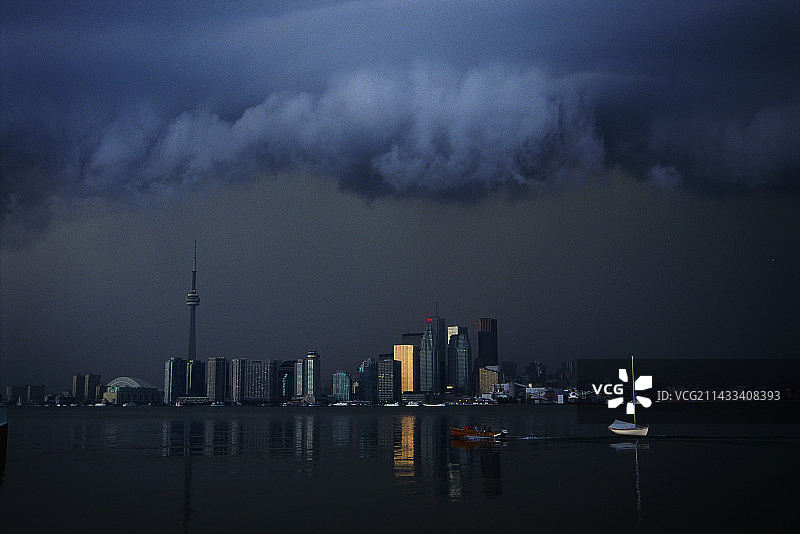 多伦多市中心和海港上空的雷暴云图片素材