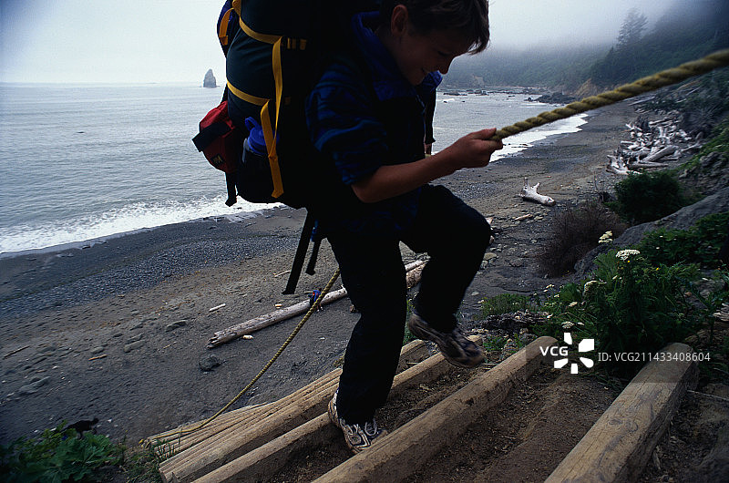 背包客攀登原木阶梯图片素材