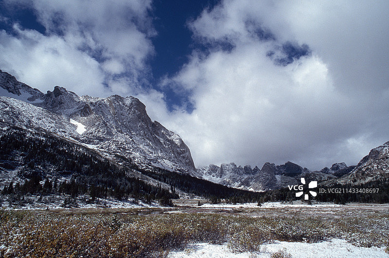 塔群峰环绕图片素材