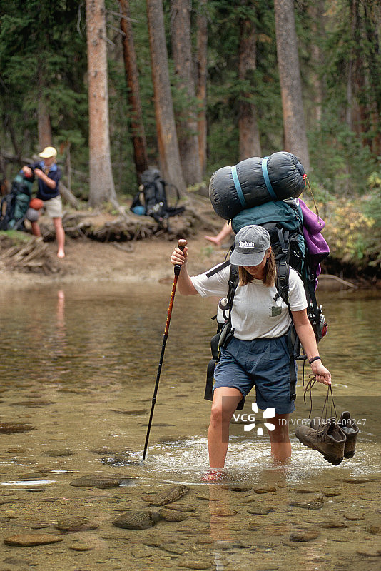 背包客穿越波波阿吉河图片素材