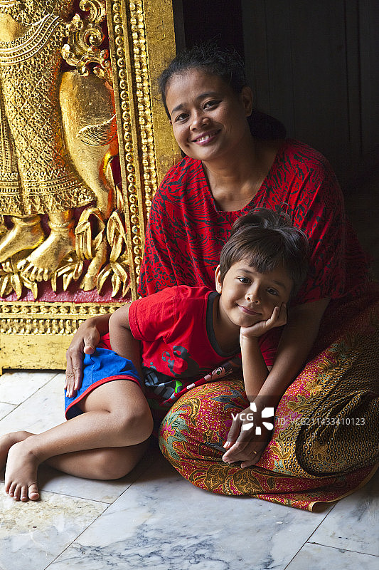 泰国母亲与孩子在金色之城寺庙里图片素材