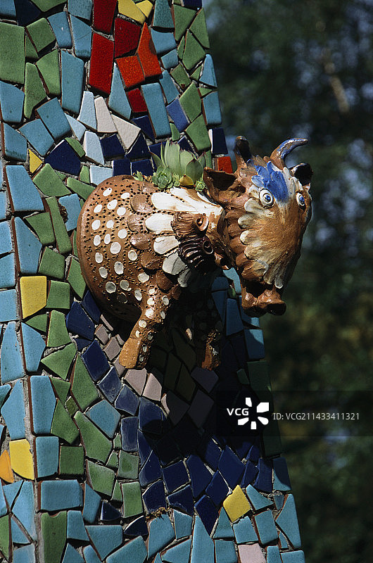 Jean Linard的陶瓷奶牛花盆图片素材