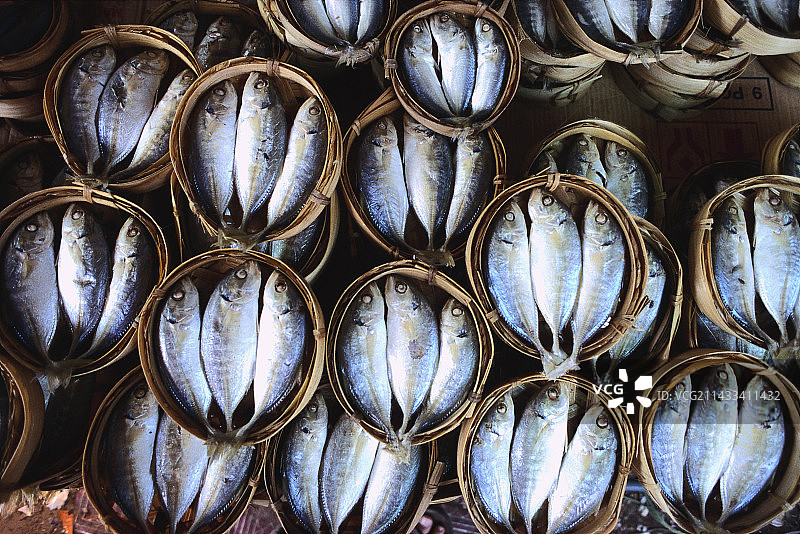 塔拉特通坎坎市场上的鱼篓图片素材