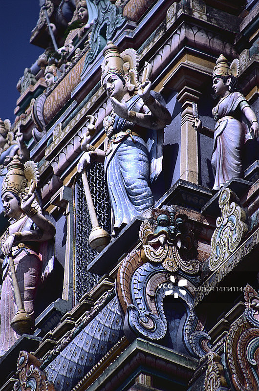 斯里马哈马里安曼神庙塔门上的印度神像特写图片素材