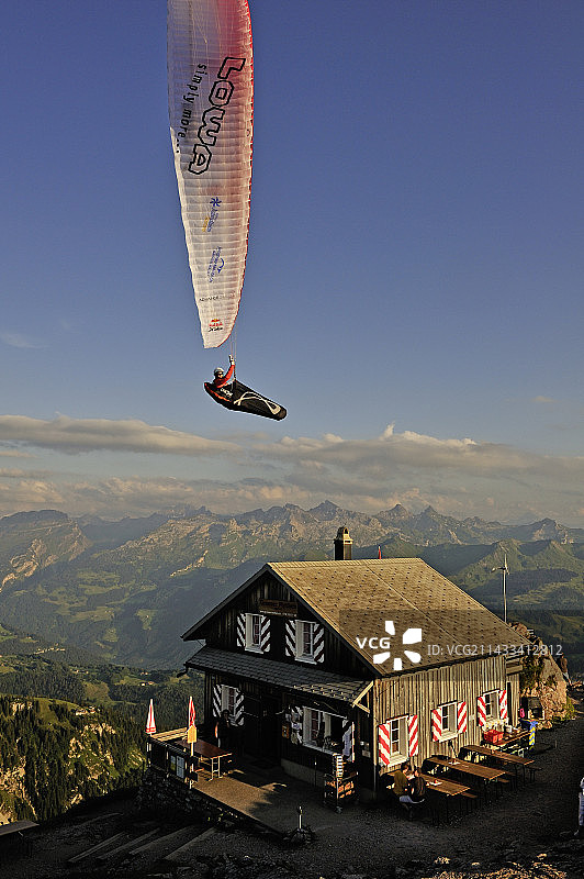 瑞士阿尔卑斯山滑翔伞图片素材