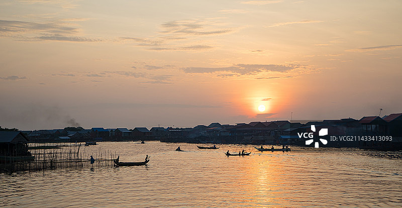 渔船和村庄图片素材